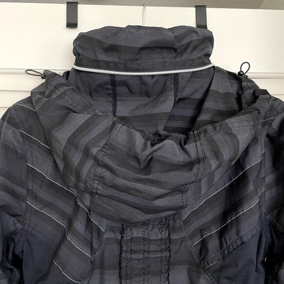 Lululemon Run Hustle Black and Grey Stripe Poncho Jacket Size 8 - Picture 4 of 10